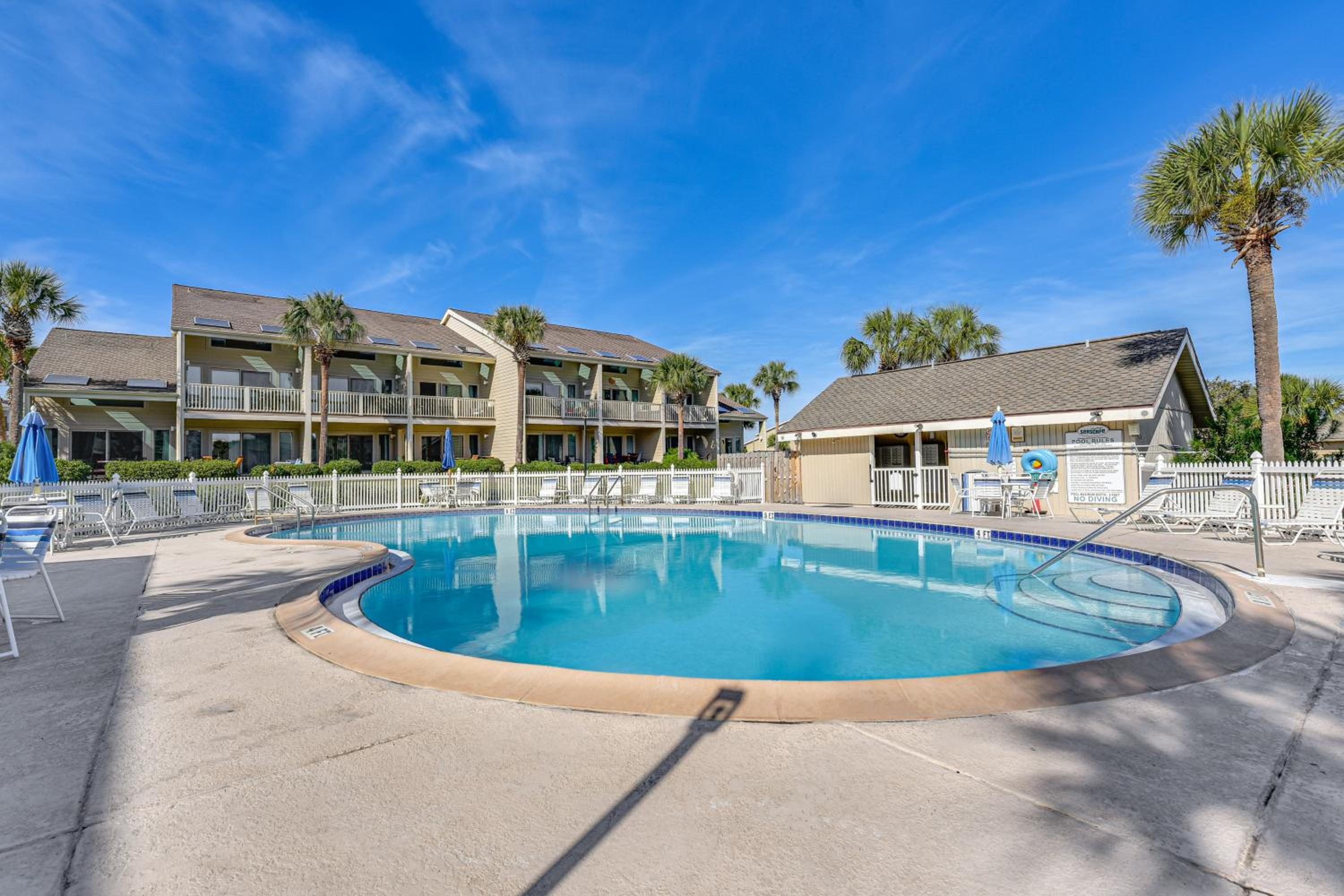 Walkable Beach Retreat! Miramar Resort Condo