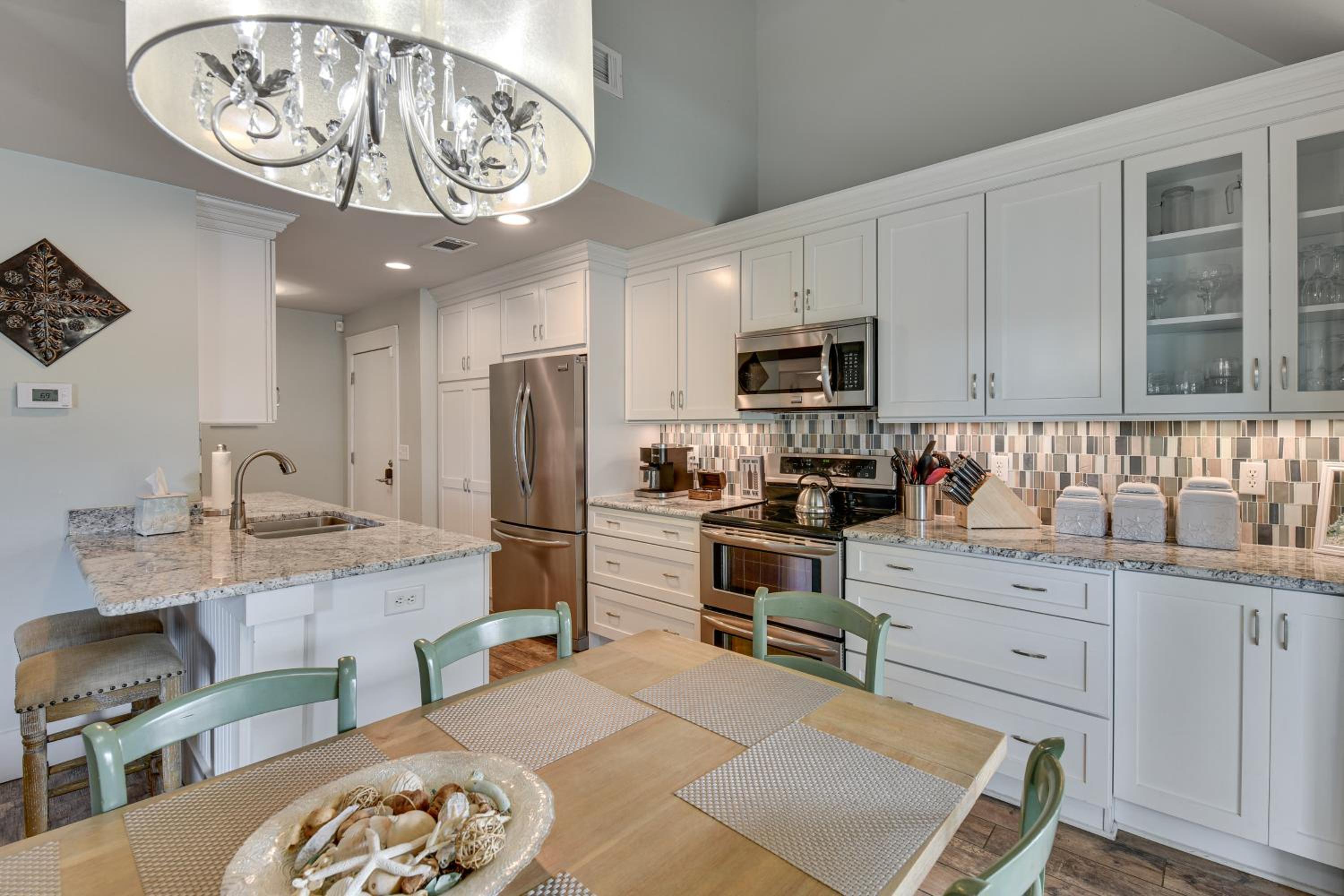 Walkable Beach Retreat! Miramar Resort Condo