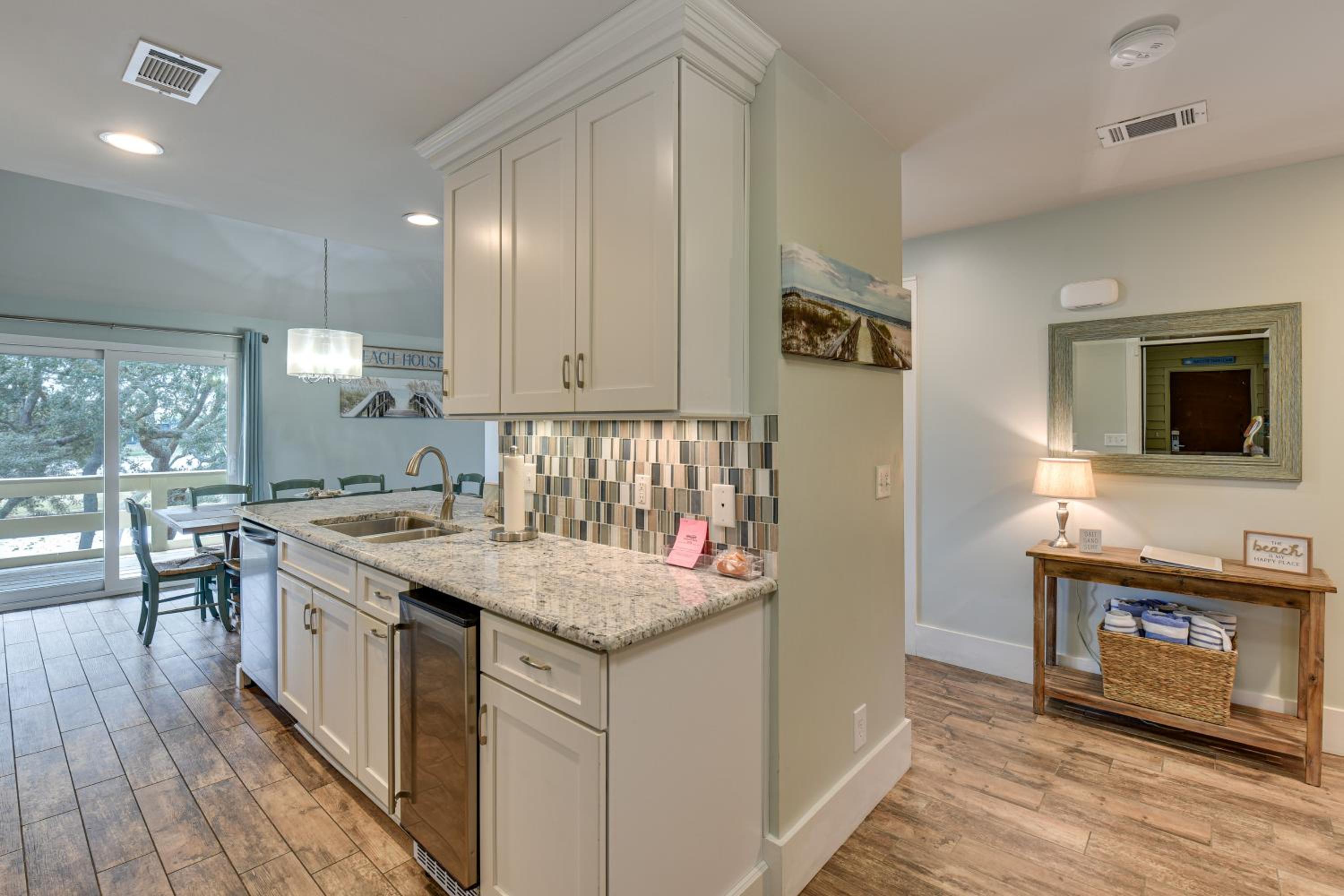 Walkable Beach Retreat! Miramar Resort Condo