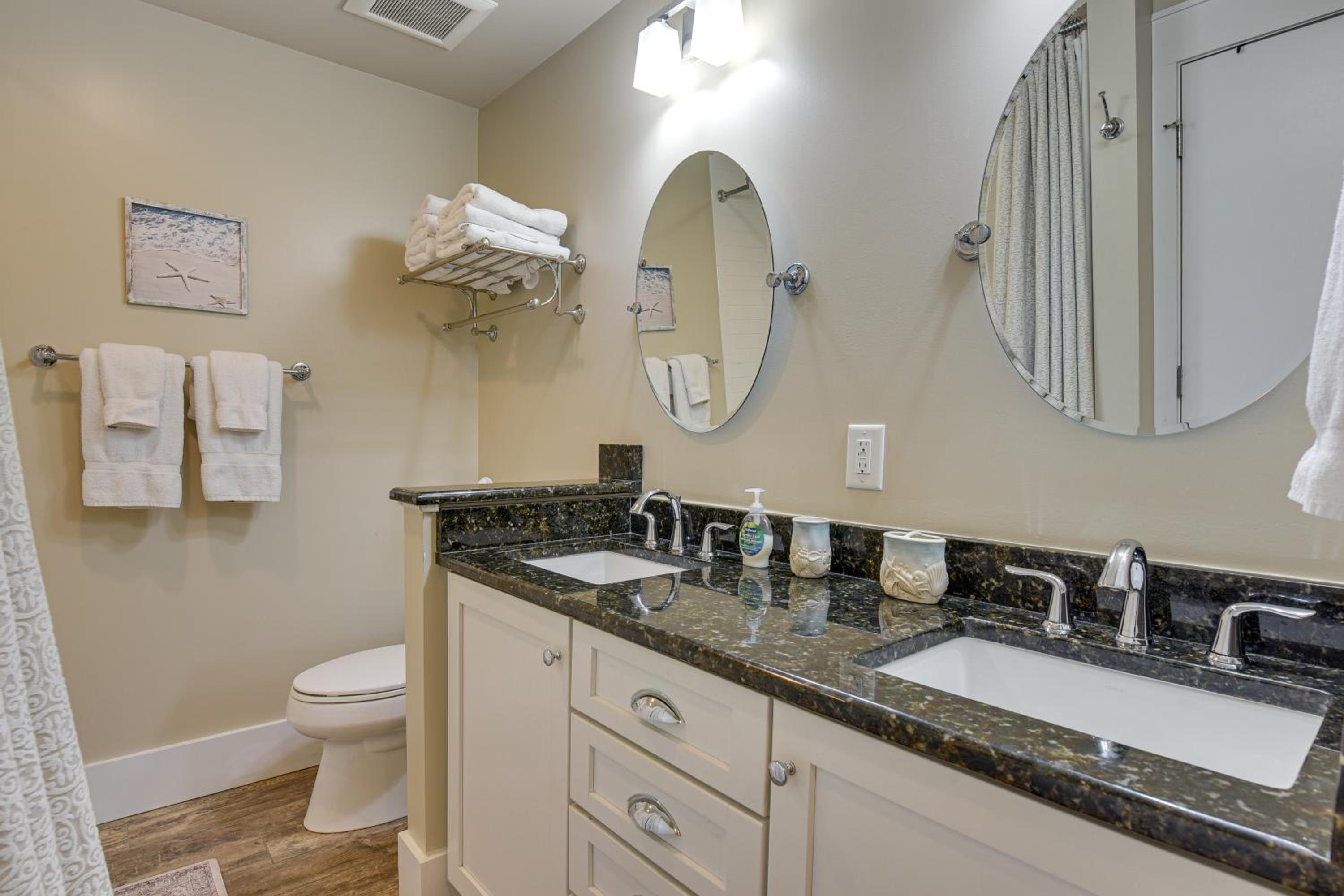 Walkable Beach Retreat! Miramar Resort Condo