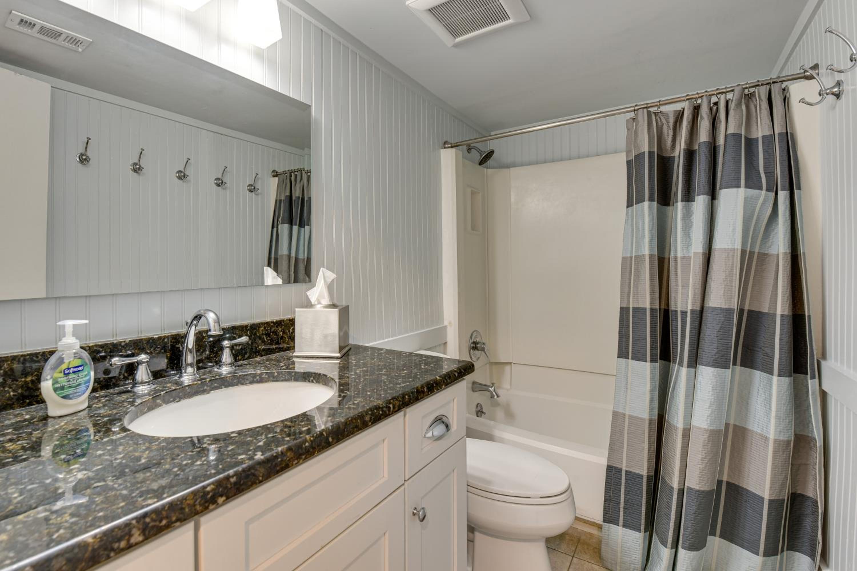 Walkable Beach Retreat! Miramar Resort Condo