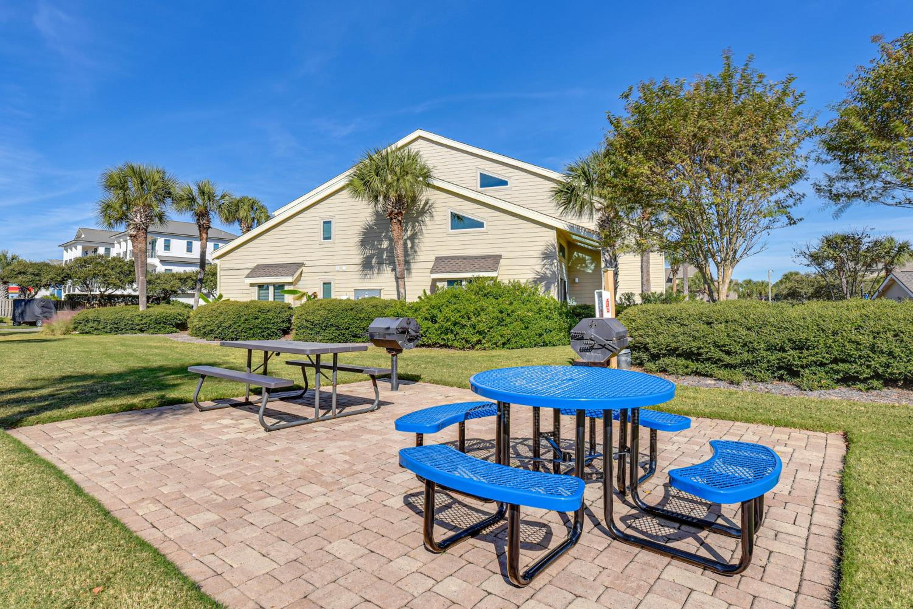 Walkable Beach Retreat! Miramar Resort Condo