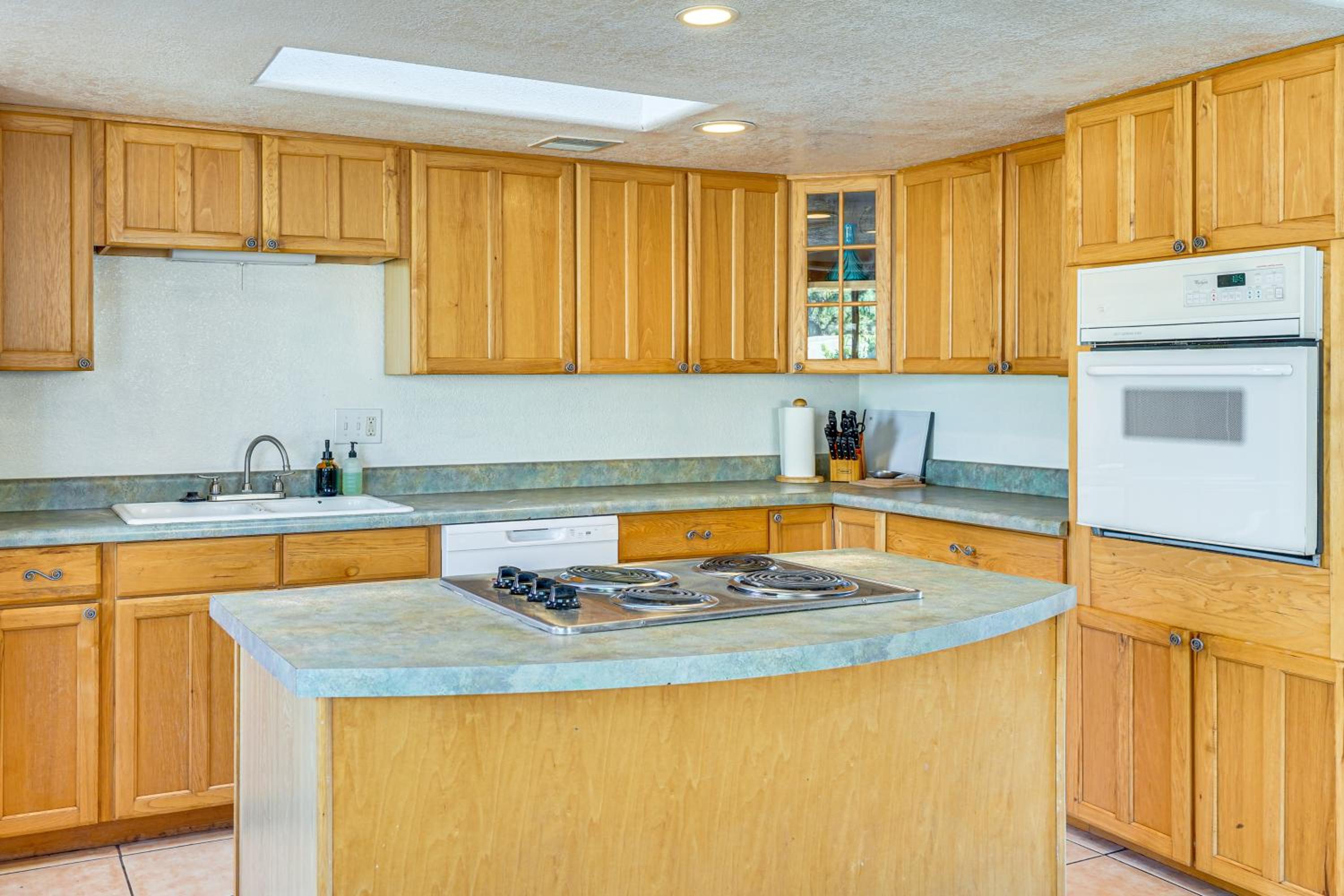 Pet-Friendly Yard! Family Home 6 Mi to Dtwn Tucson