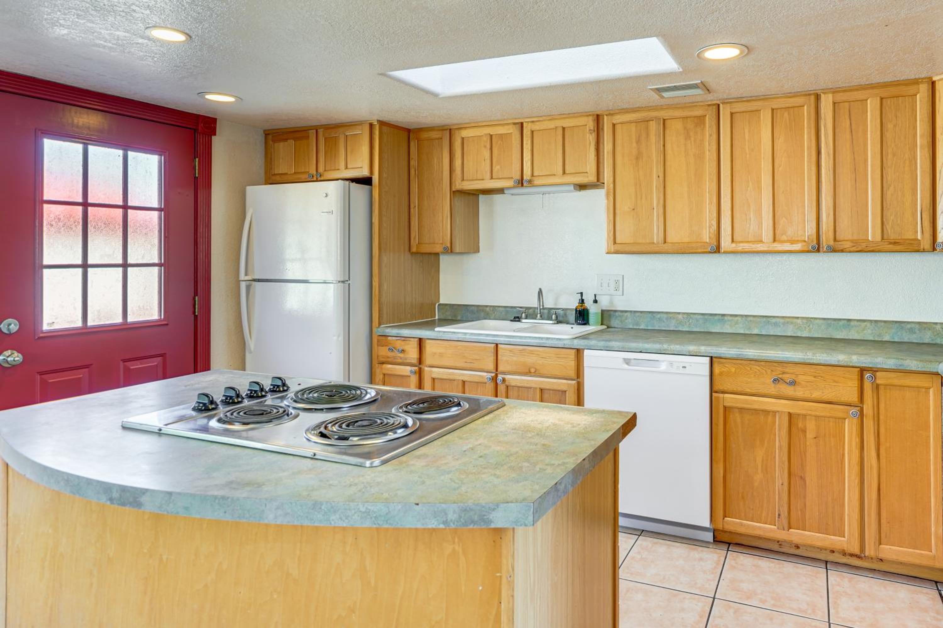 Pet-Friendly Yard! Family Home 6 Mi to Dtwn Tucson