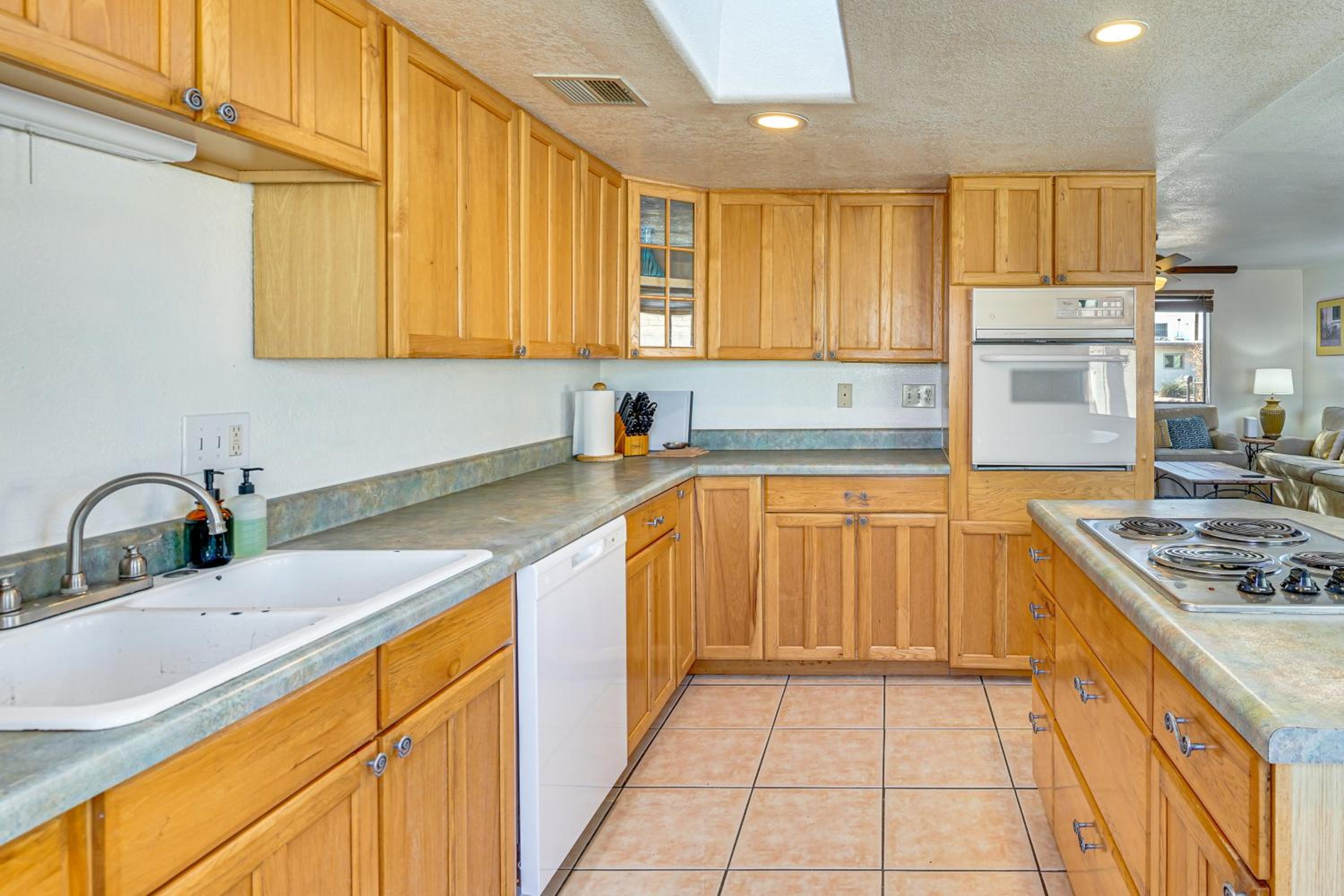 Pet-Friendly Yard! Family Home 6 Mi to Dtwn Tucson