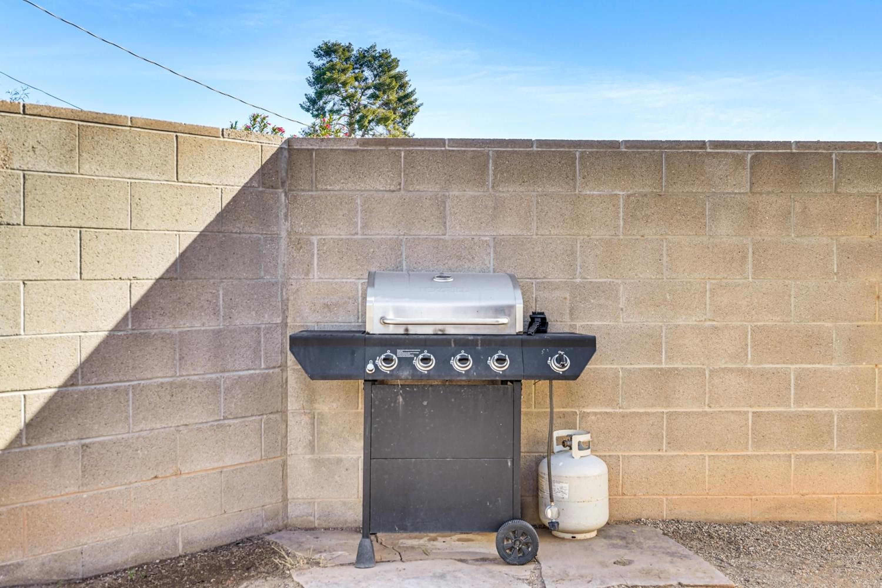 Pet-Friendly Yard! Family Home 6 Mi to Dtwn Tucson