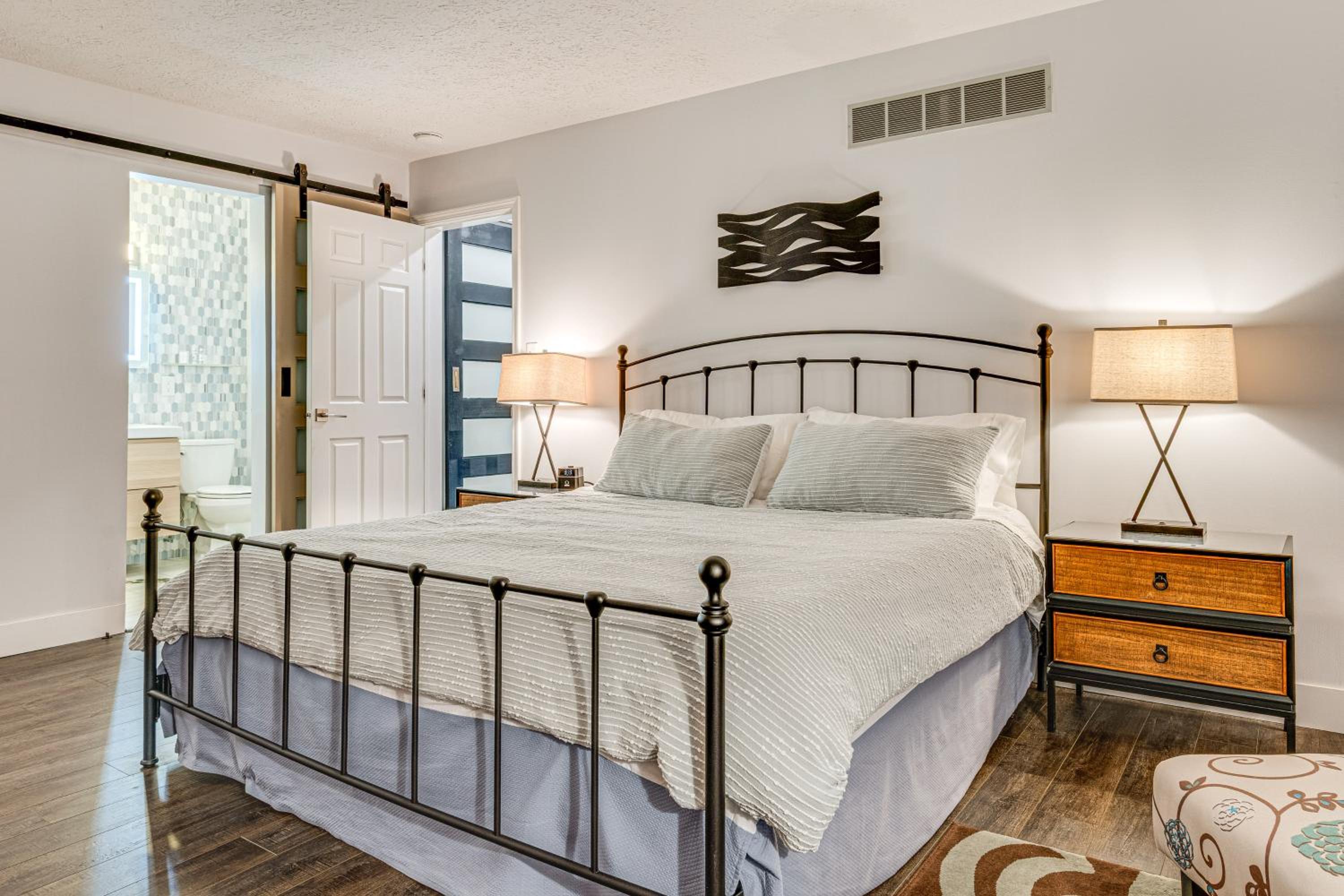 Chic Dtwn Indy Home Less Than 2 Mi to Lucas Oil Stadium!
