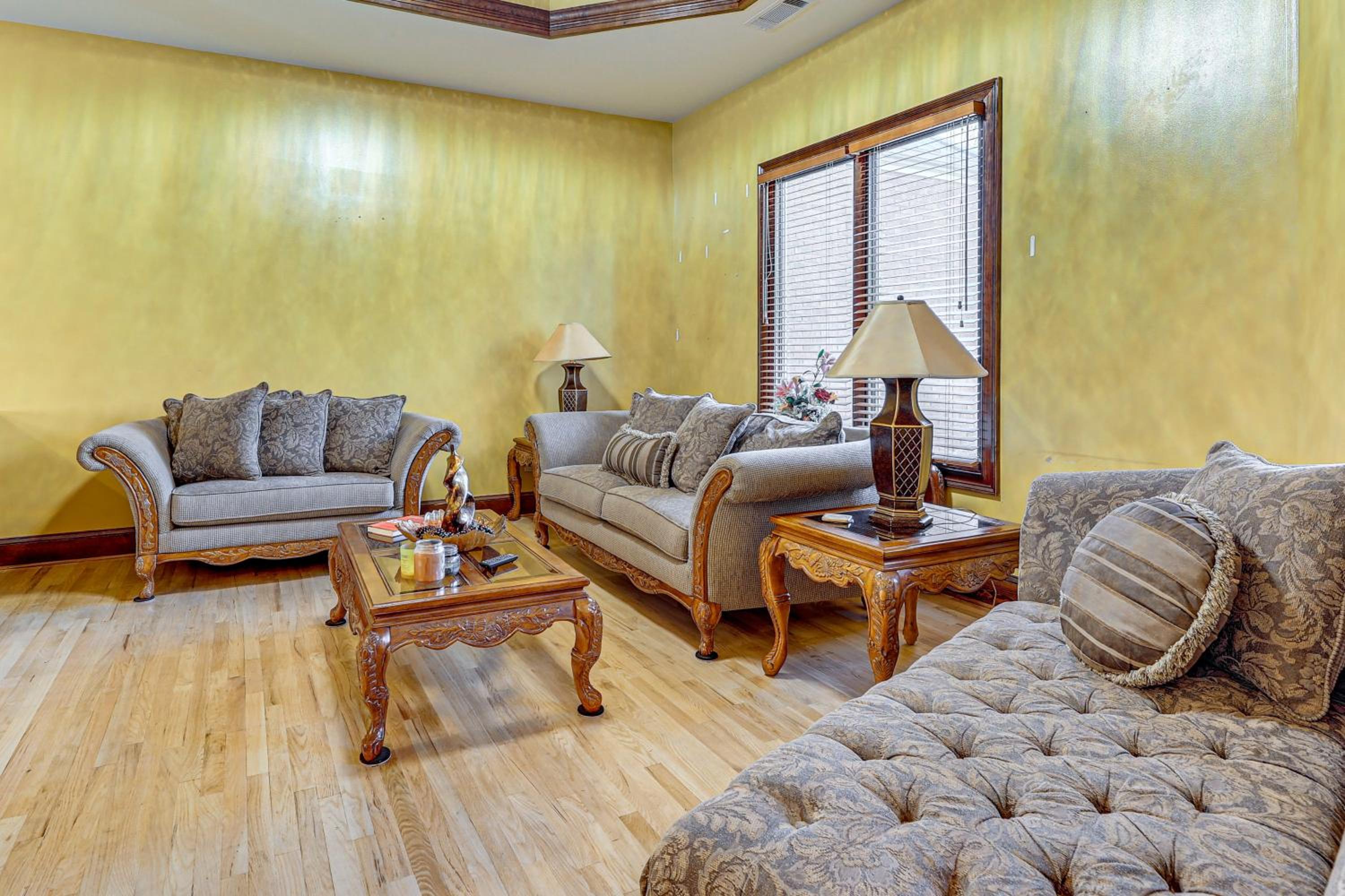 Scenic LaGrange Retreat! 3,600 Sq Ft, Pool Access