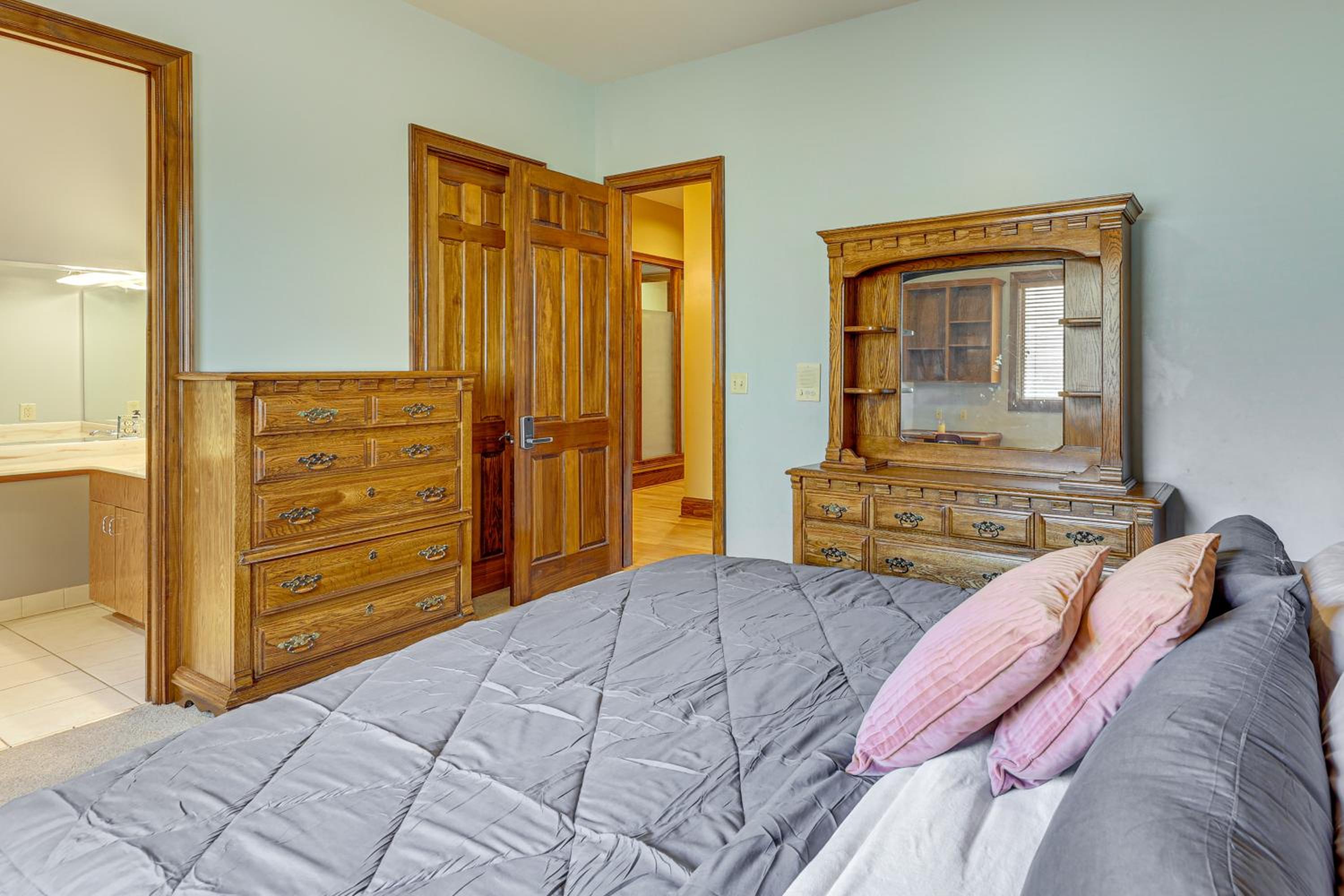 Scenic LaGrange Retreat! 3,600 Sq Ft, Pool Access