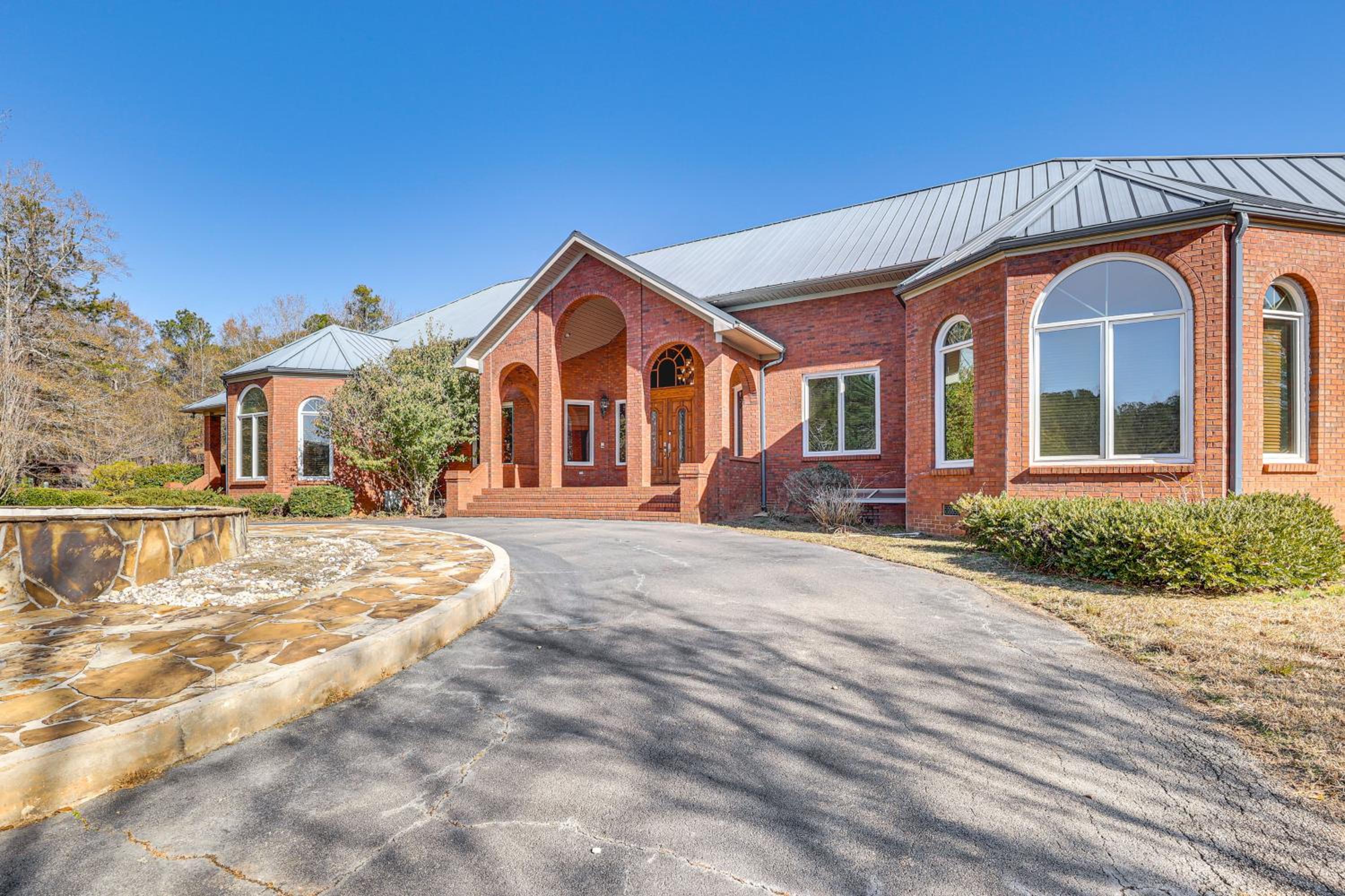 Scenic LaGrange Retreat! 3,600 Sq Ft, Pool Access