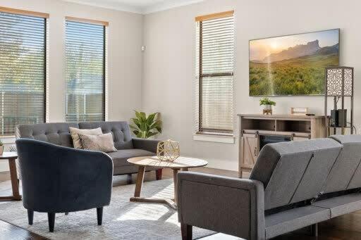 Trinity Groves Retreat - Large Modern 5 BR Home