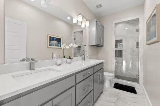 Trinity Groves Retreat - Large Modern 5 BR Home