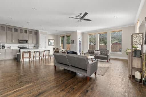 Trinity Groves Retreat - Large Modern 5 BR Home