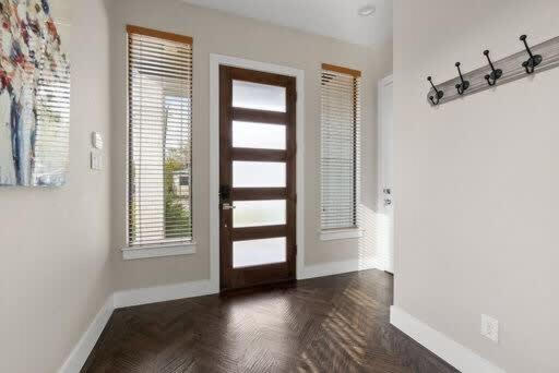 Trinity Groves Retreat - Large Modern 5 BR Home