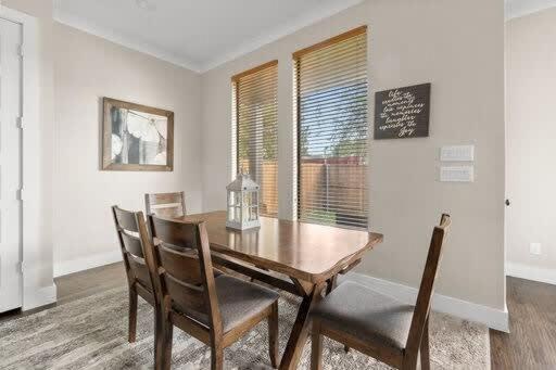 Trinity Groves Retreat - Large Modern 5 BR Home