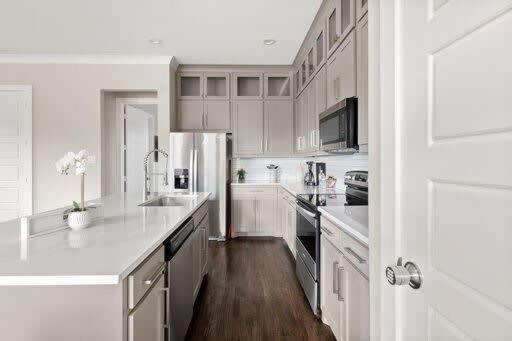 Trinity Groves Retreat - Large Modern 5 BR Home