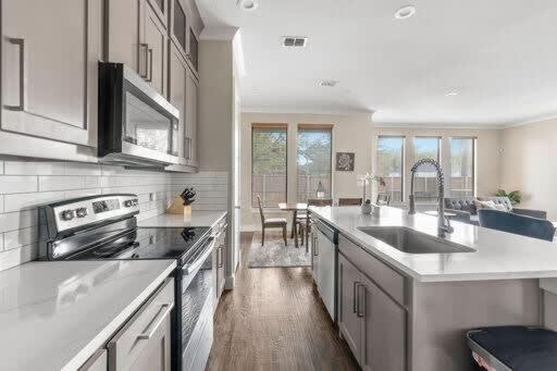 Trinity Groves Retreat - Large Modern 5 BR Home