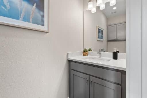 Trinity Groves Retreat - Large Modern 5 BR Home