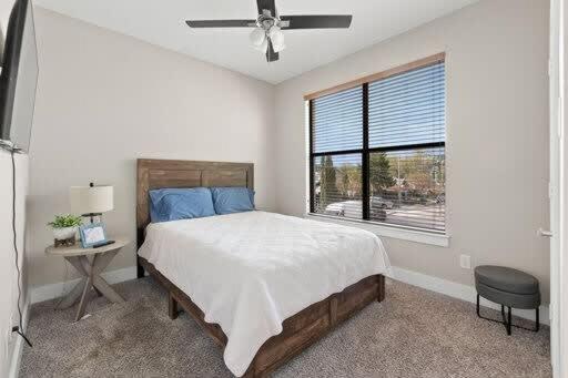 Trinity Groves Retreat - Large Modern 5 BR Home