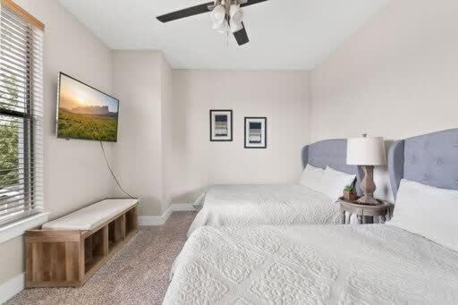Trinity Groves Retreat - Large Modern 5 BR Home