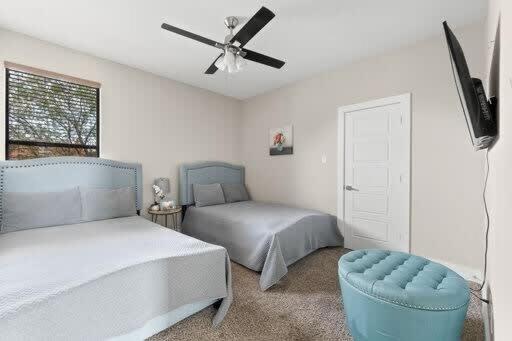 Trinity Groves Retreat - Large Modern 5 BR Home