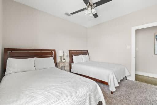 Trinity Groves Retreat - Large Modern 5 BR Home