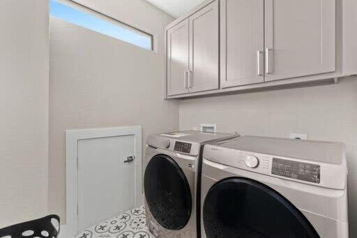 Trinity Groves Retreat - Large Modern 5 BR Home