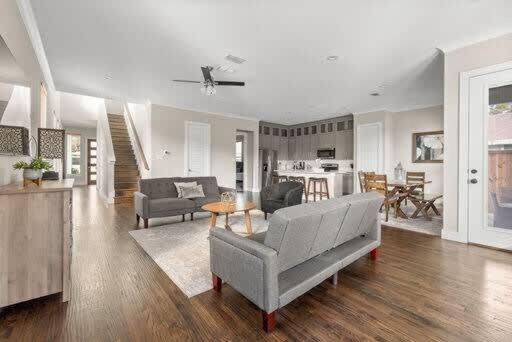 Trinity Groves Retreat - Large Modern 5 BR Home