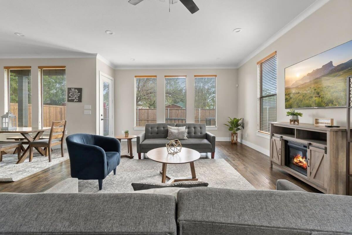Trinity Groves Retreat - Large Modern 5 BR Home