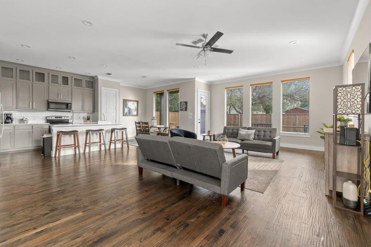 Trinity Groves Retreat - Large Modern 5 BR Home