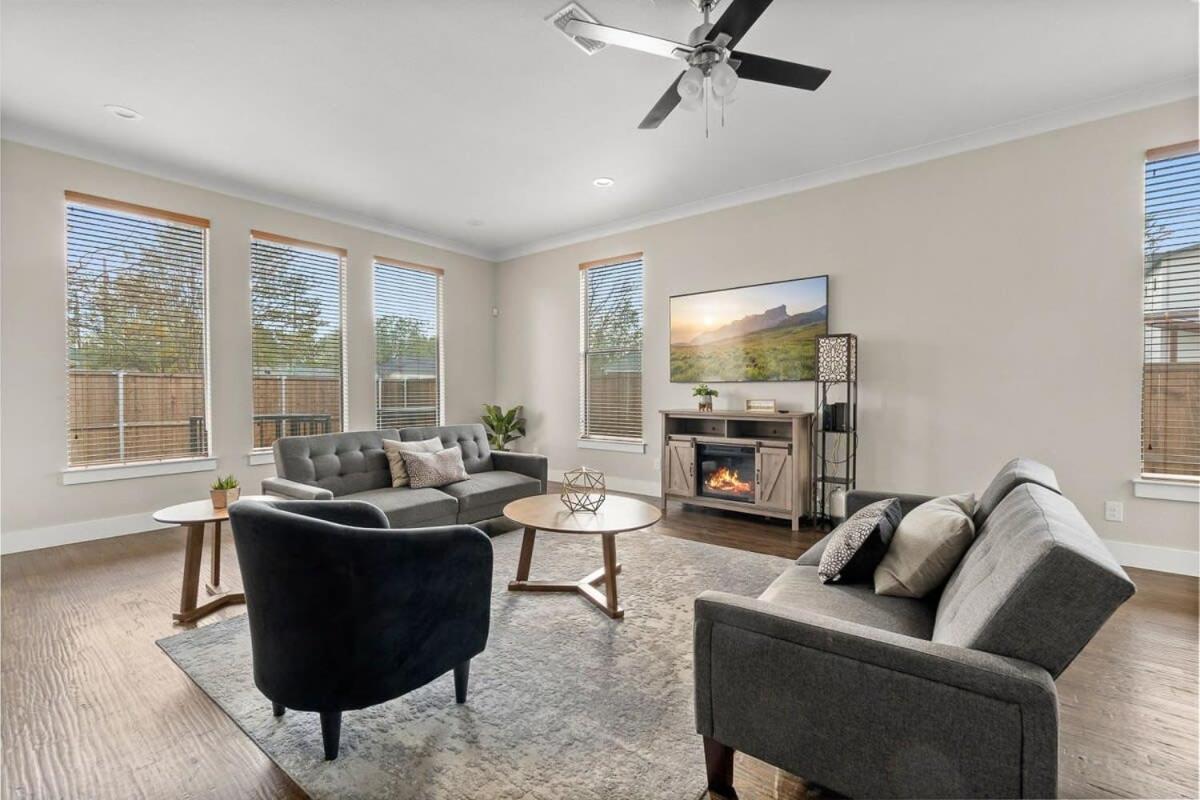 Trinity Groves Retreat - Large Modern 5 BR Home