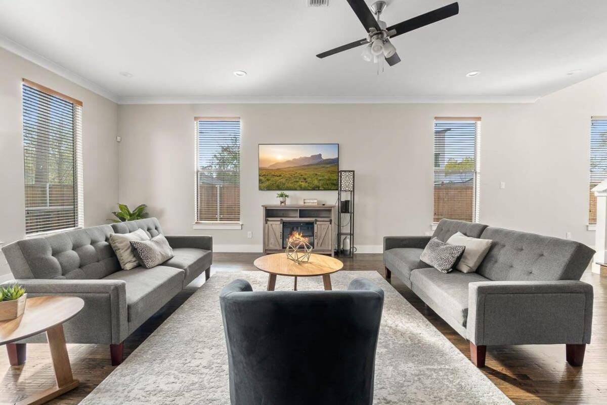 Trinity Groves Retreat - Large Modern 5 BR Home