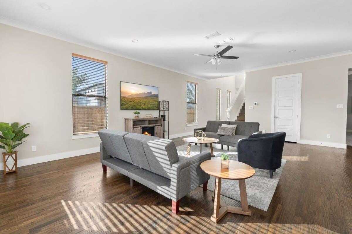 Trinity Groves Retreat - Large Modern 5 BR Home