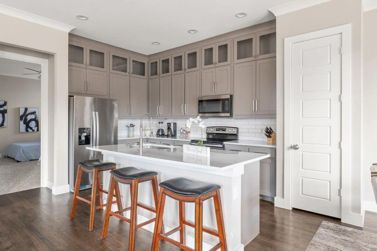 Trinity Groves Retreat - Large Modern 5 BR Home