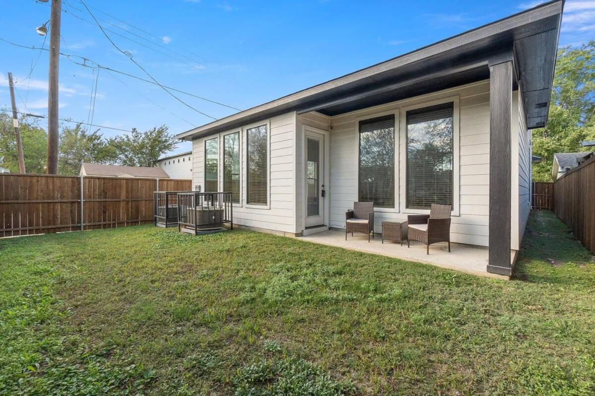 Trinity Groves Retreat - Large Modern 5 BR Home