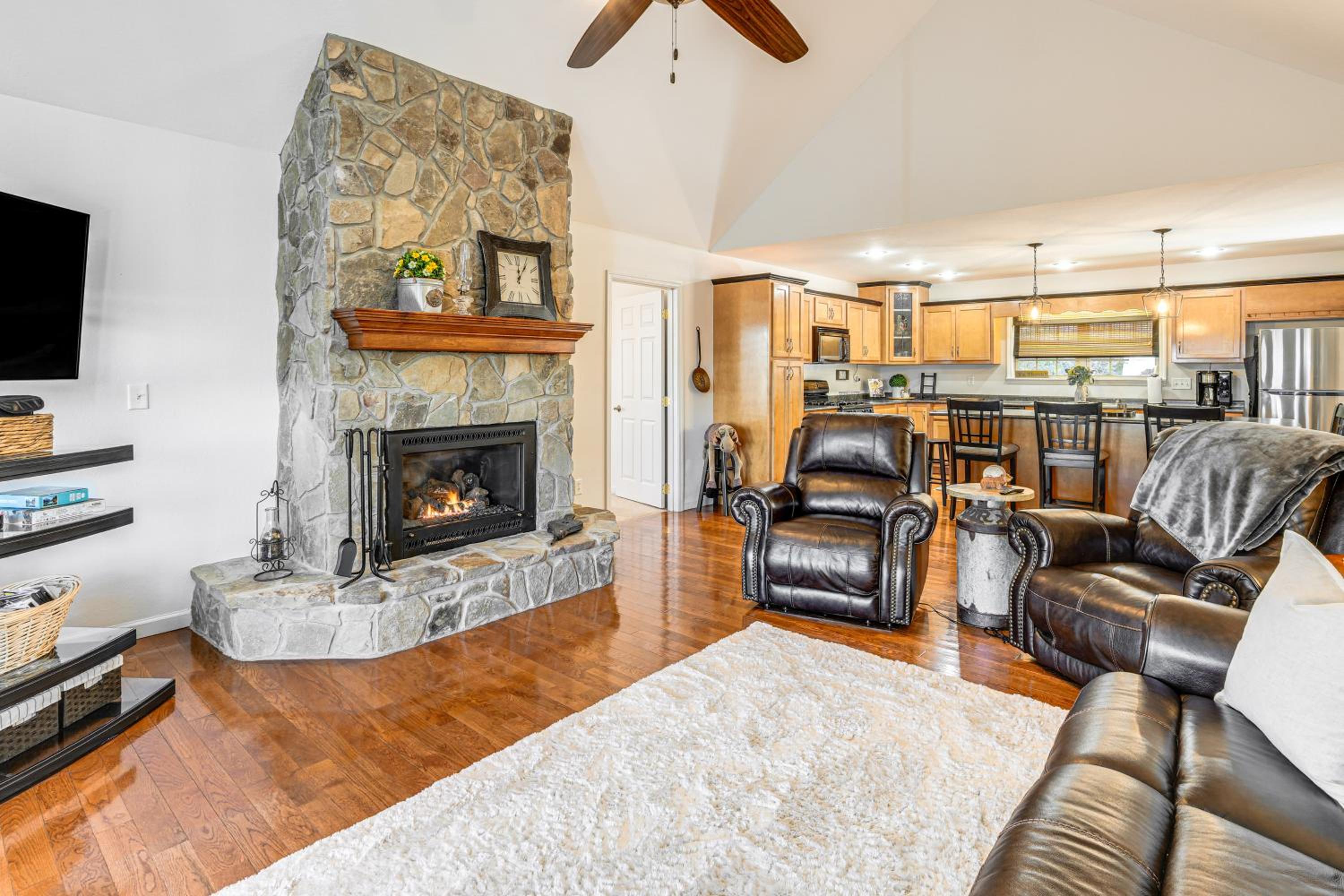 Couples Retreat in Murphy! Mountain-View Home