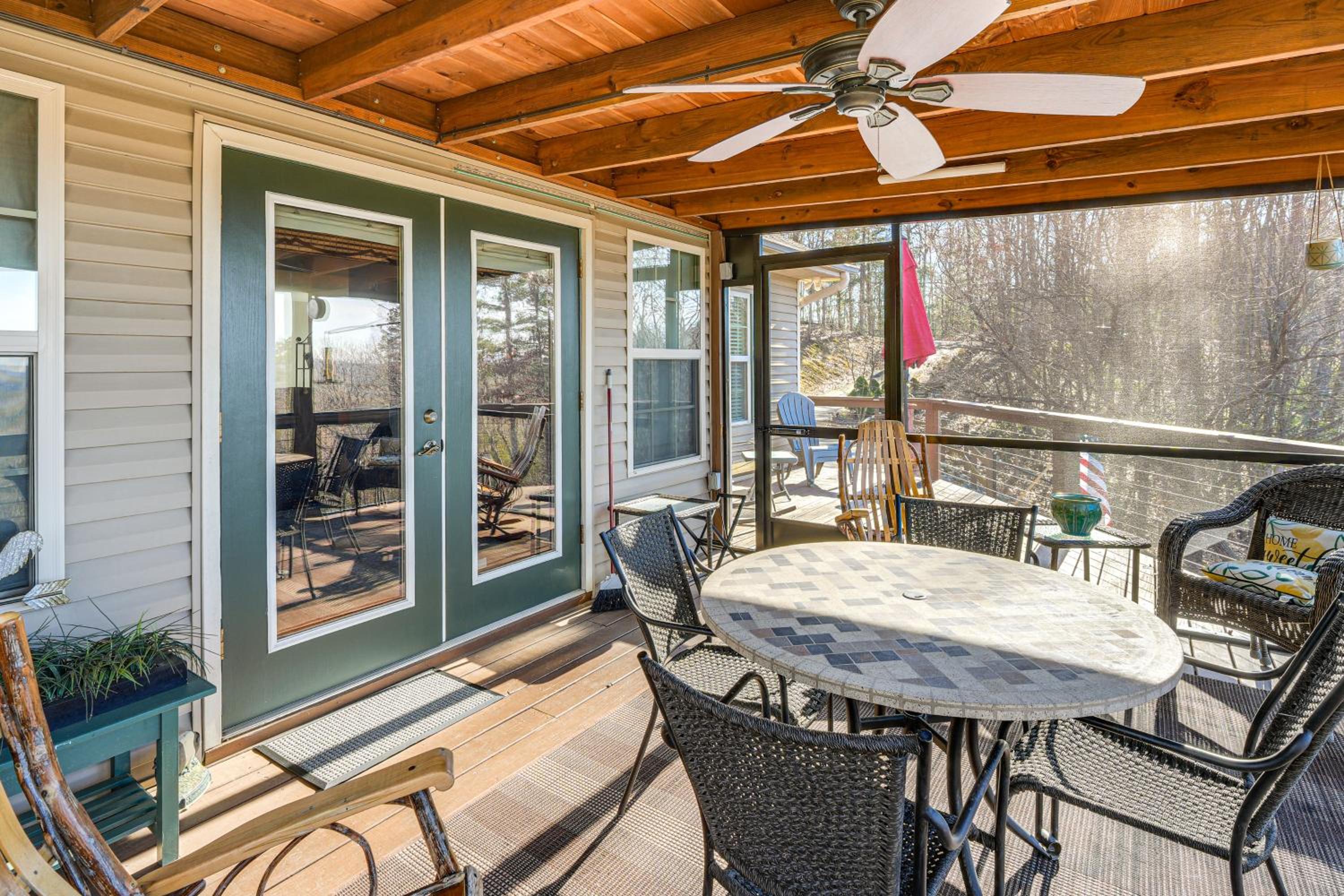 Couples Retreat in Murphy! Mountain-View Home