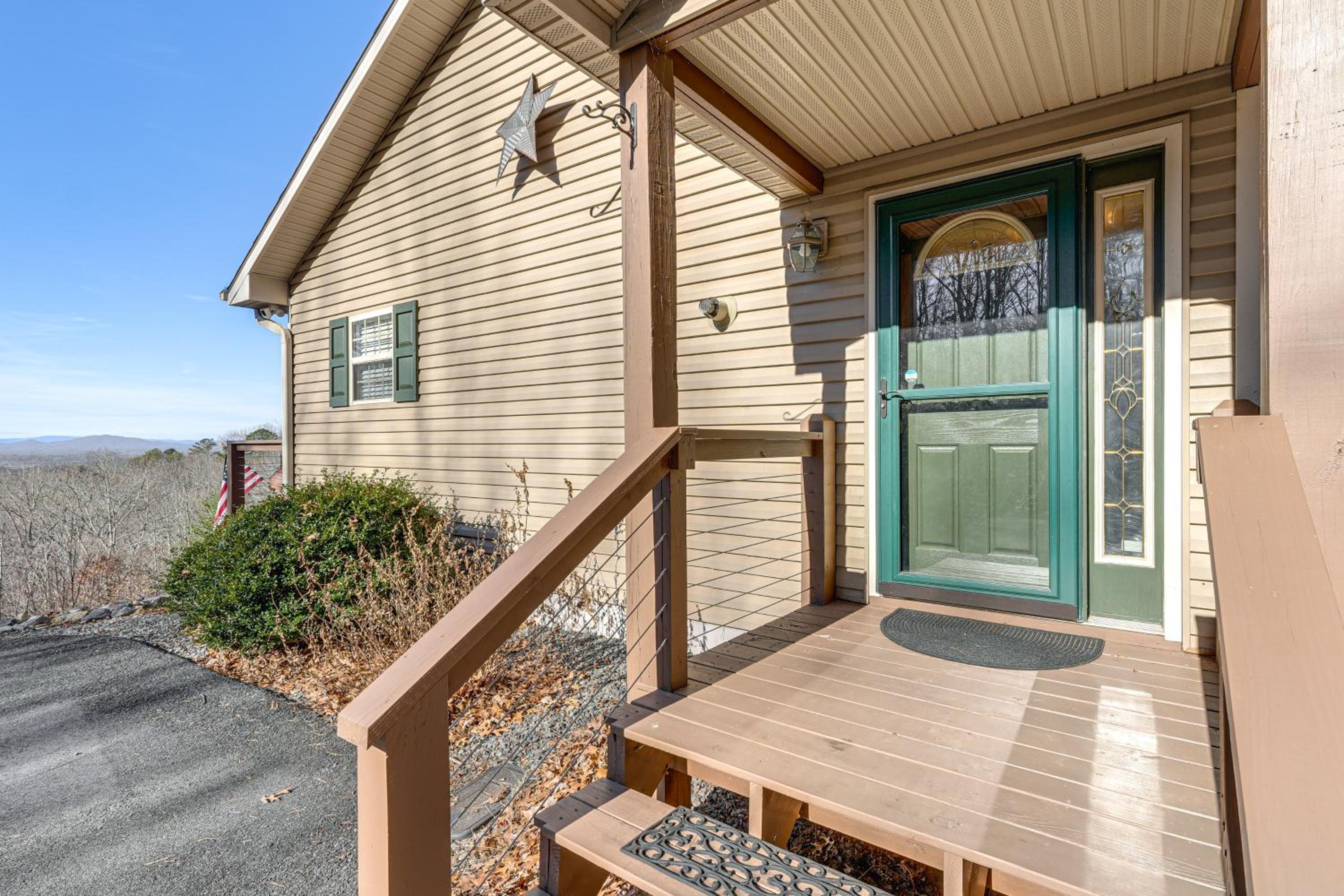 Couples Retreat in Murphy! Mountain-View Home