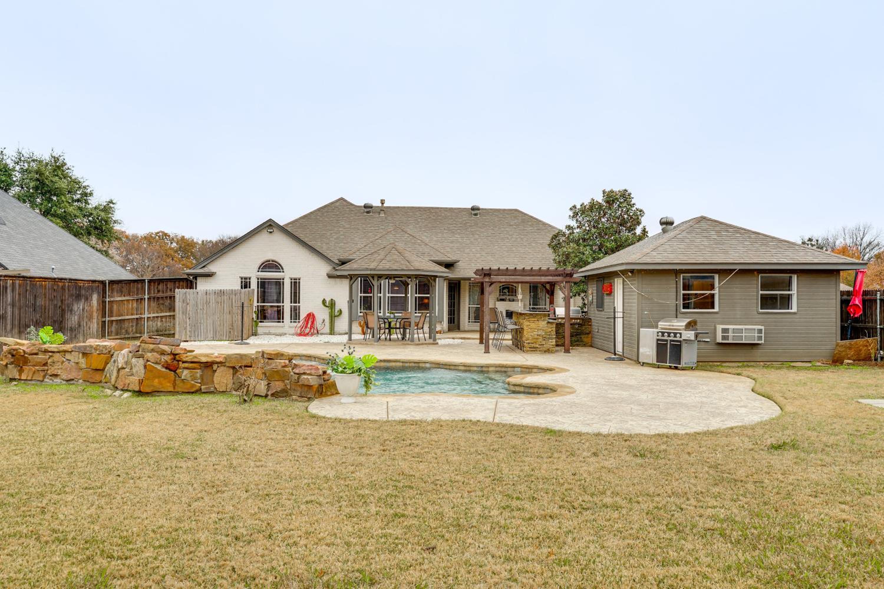 Group-Friendly Burleson Getaway with Outdoor Oasis