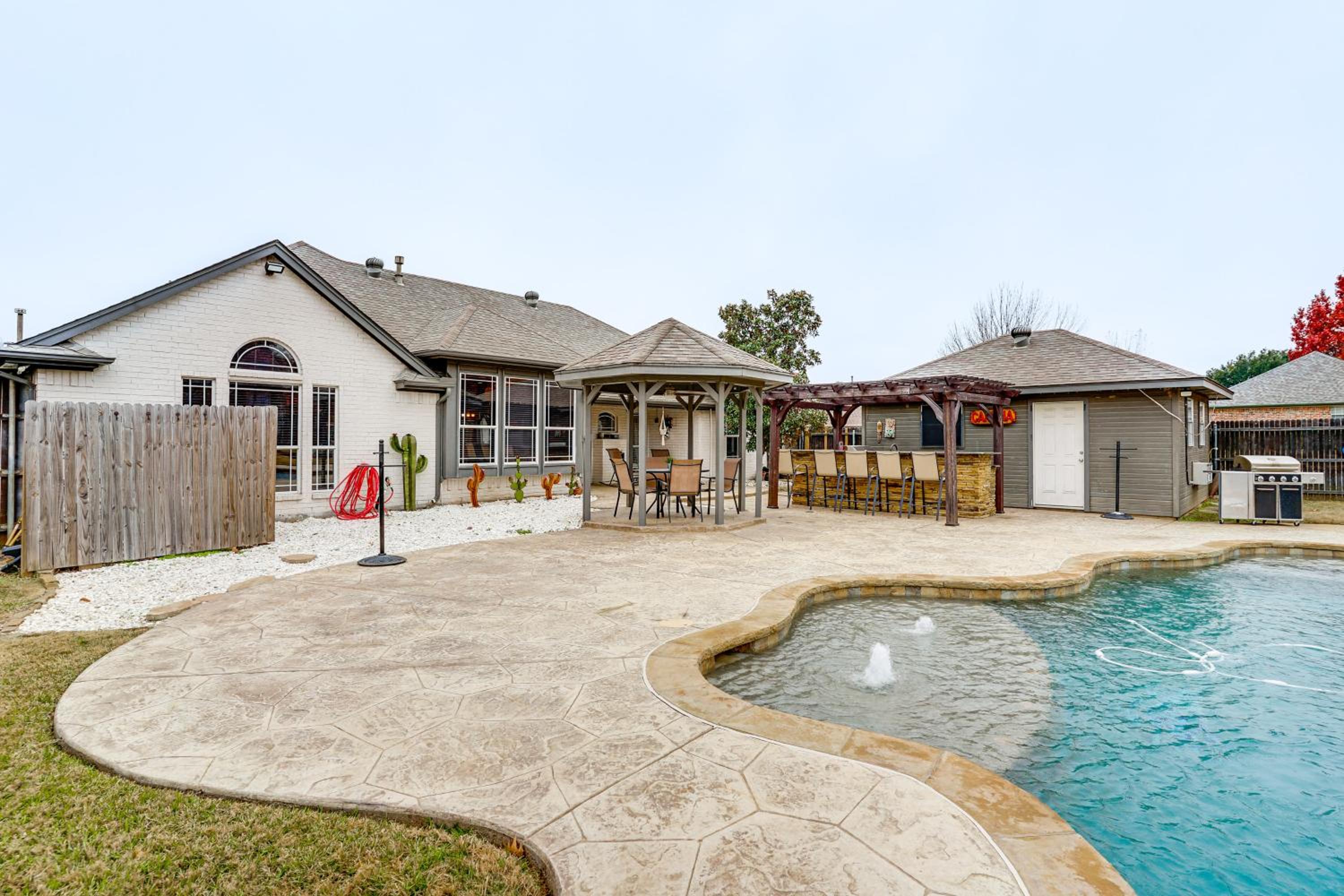 Group-Friendly Burleson Getaway with Outdoor Oasis
