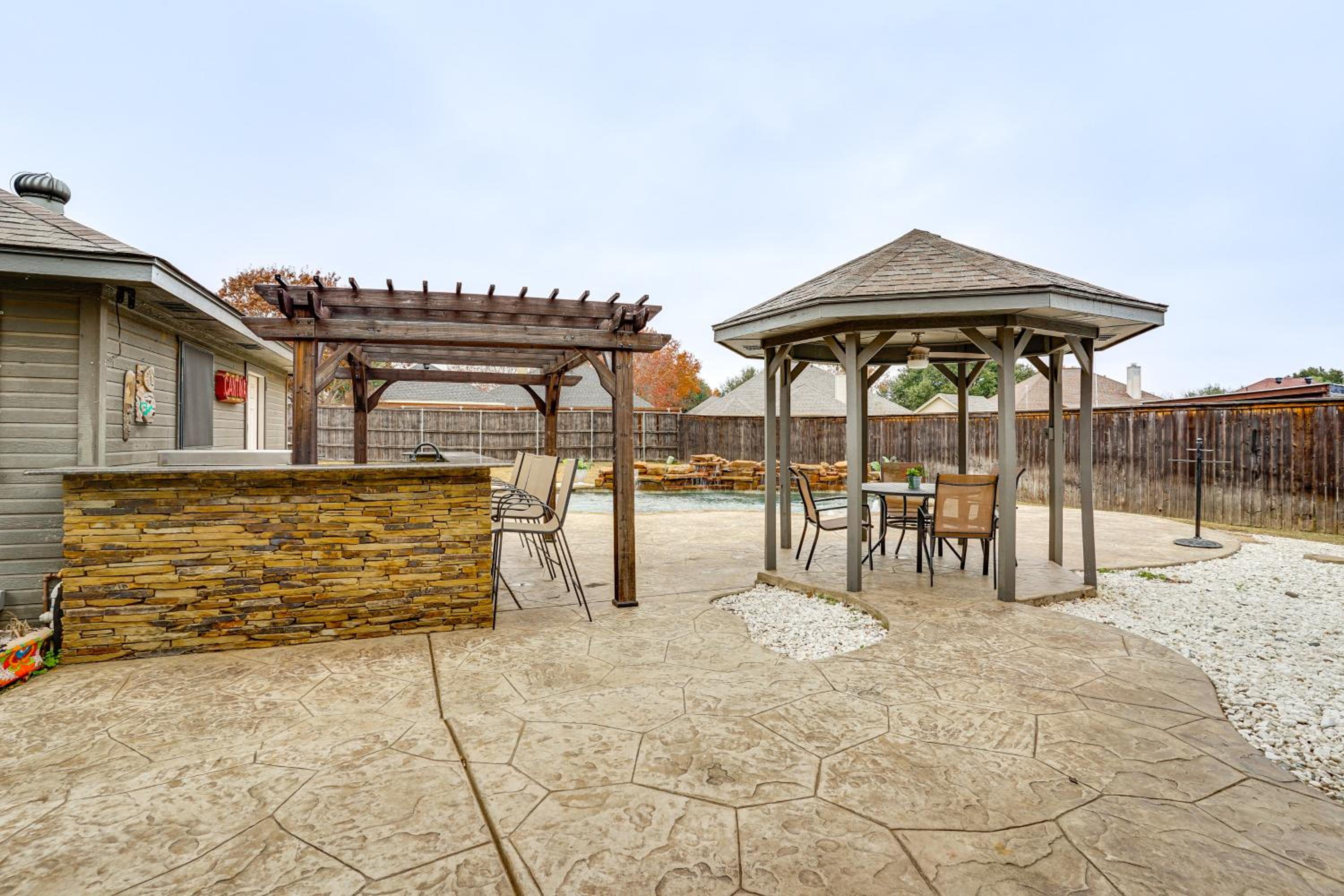 Group-Friendly Burleson Getaway with Outdoor Oasis