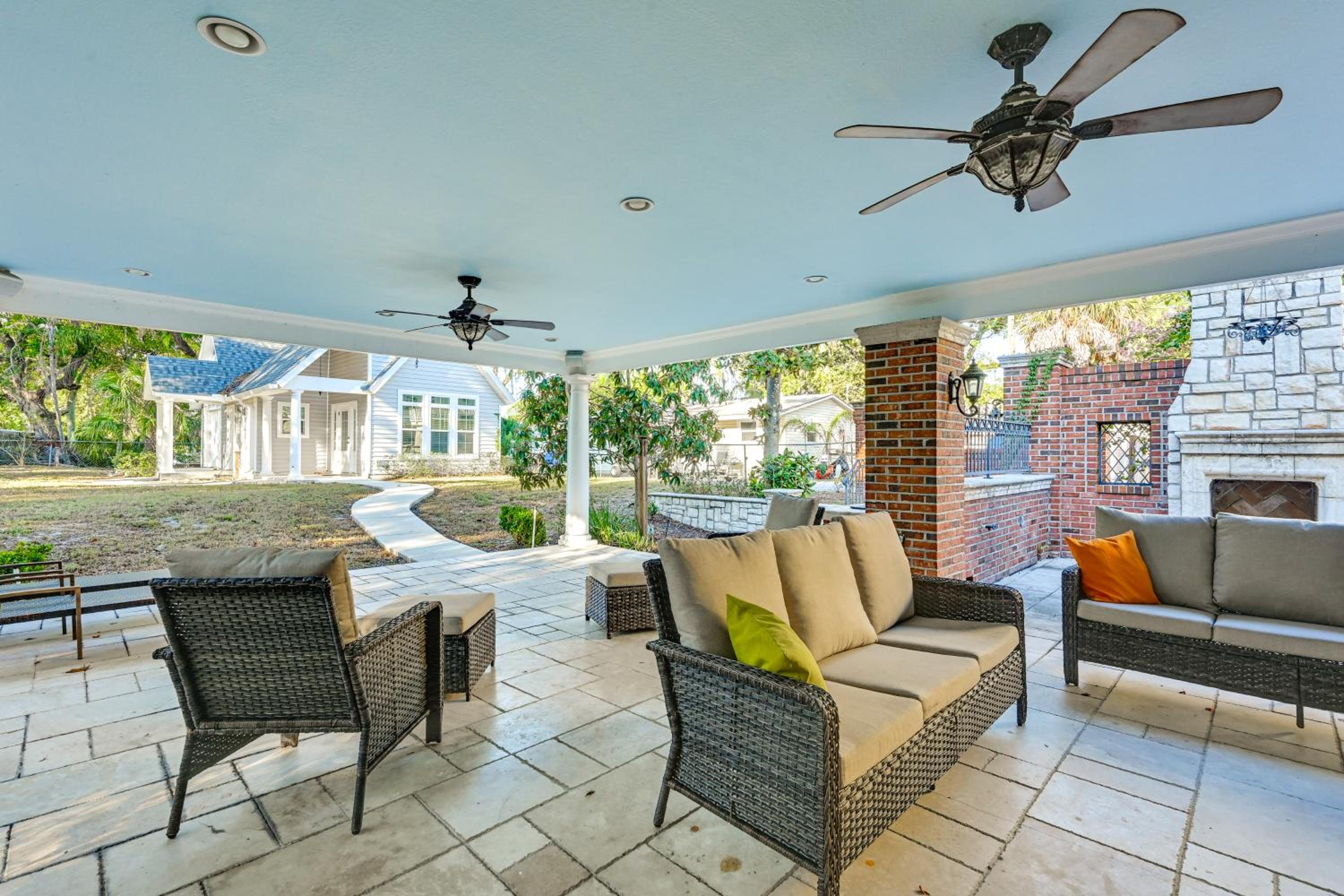 1 Block to Sims Park Spacious Getaway with Balcony