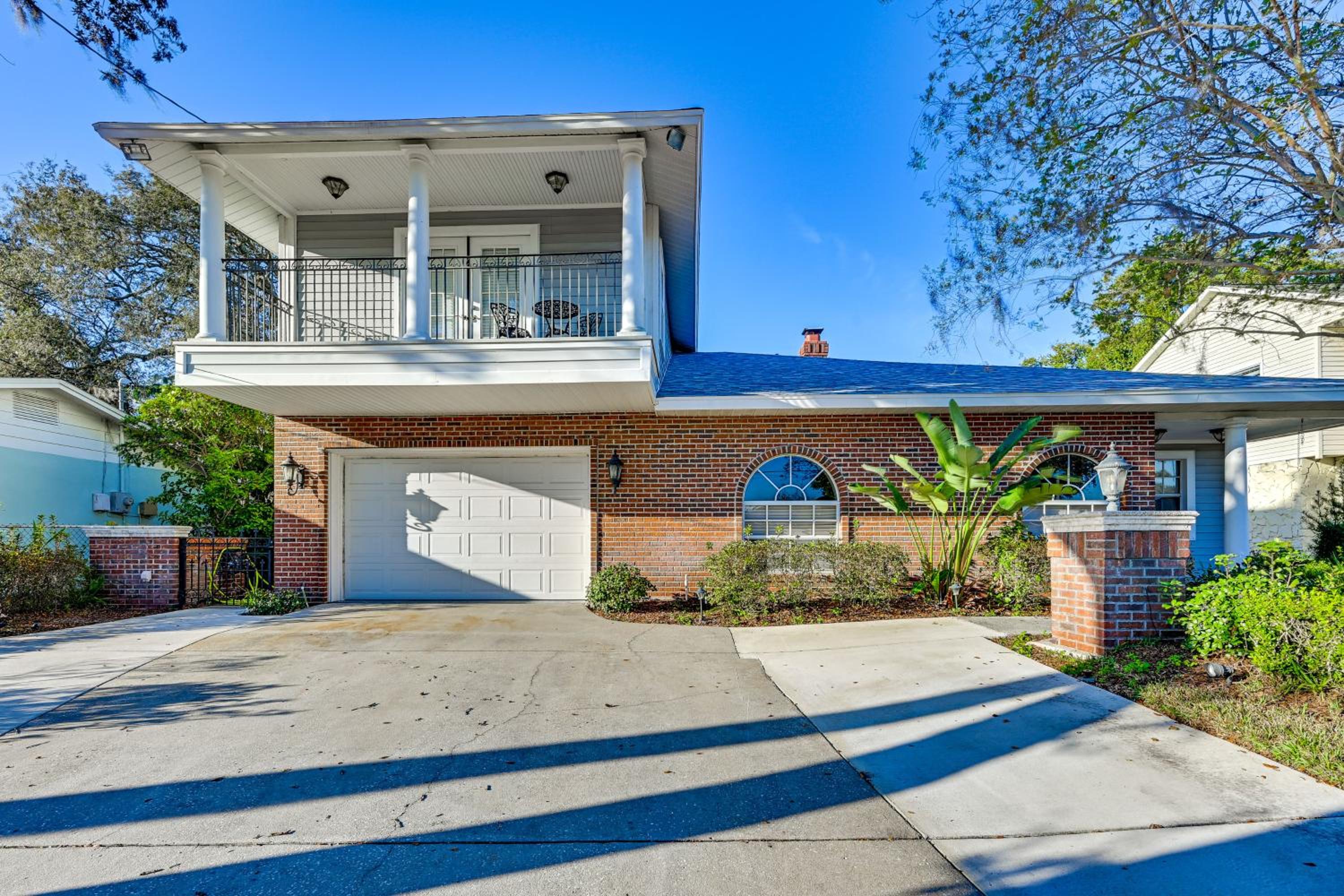 1 Block to Sims Park Spacious Getaway with Balcony