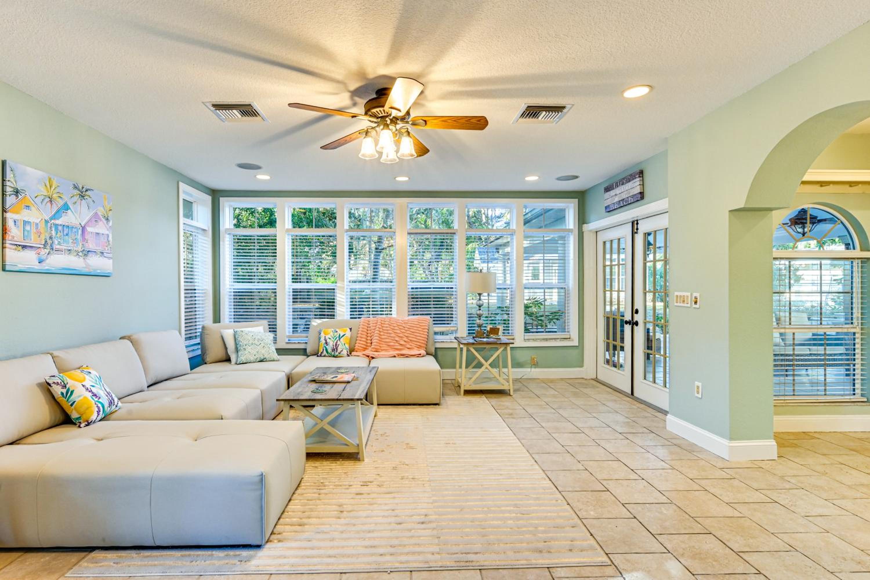 1 Block to Sims Park Spacious Getaway with Balcony