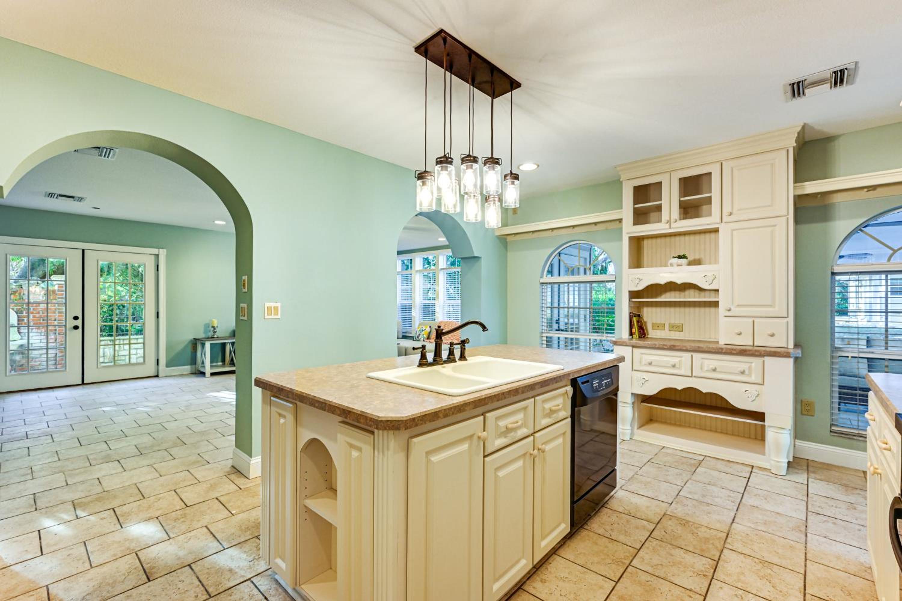 1 Block to Sims Park Spacious Getaway with Balcony