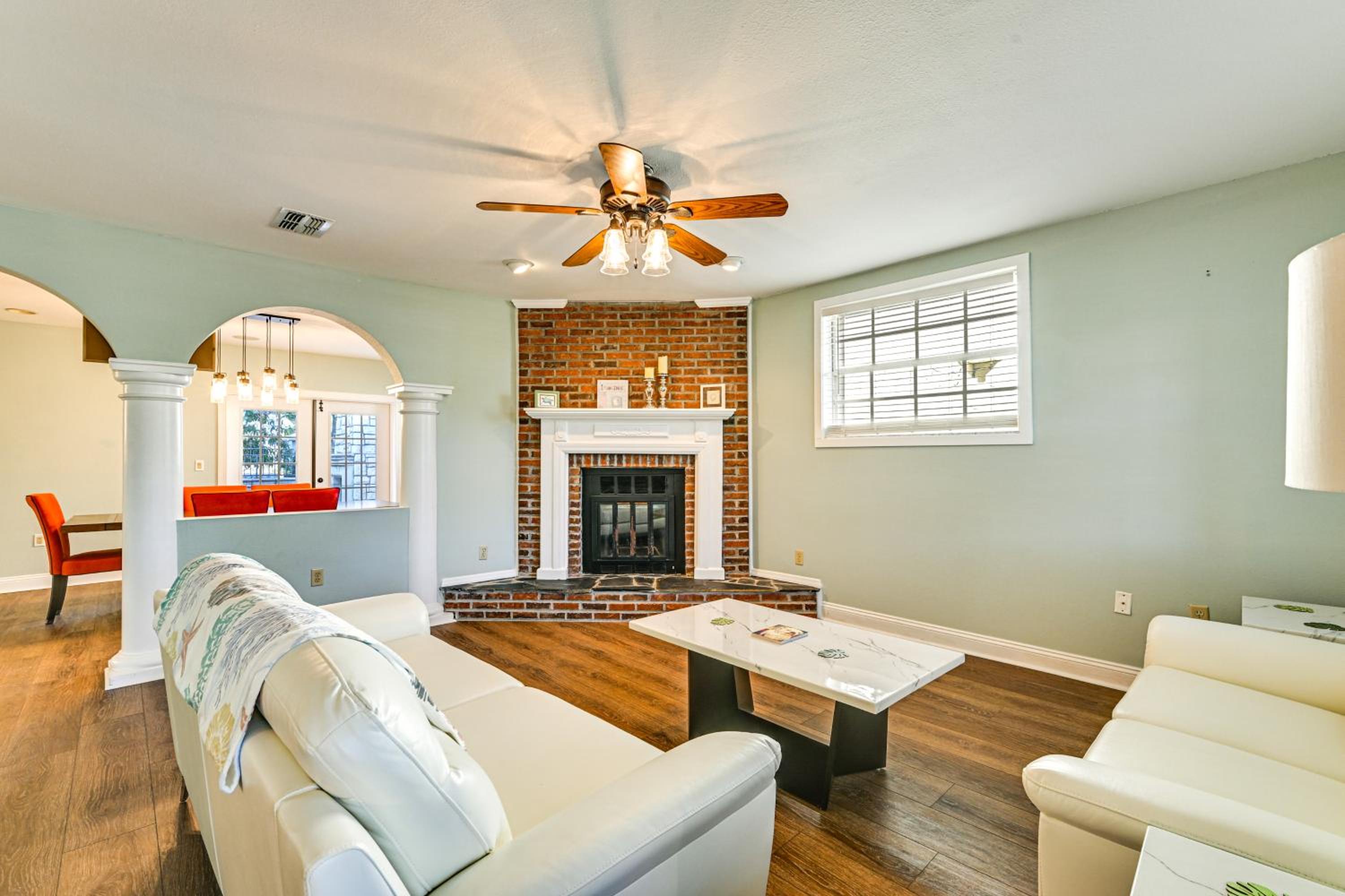 1 Block to Sims Park Spacious Getaway with Balcony
