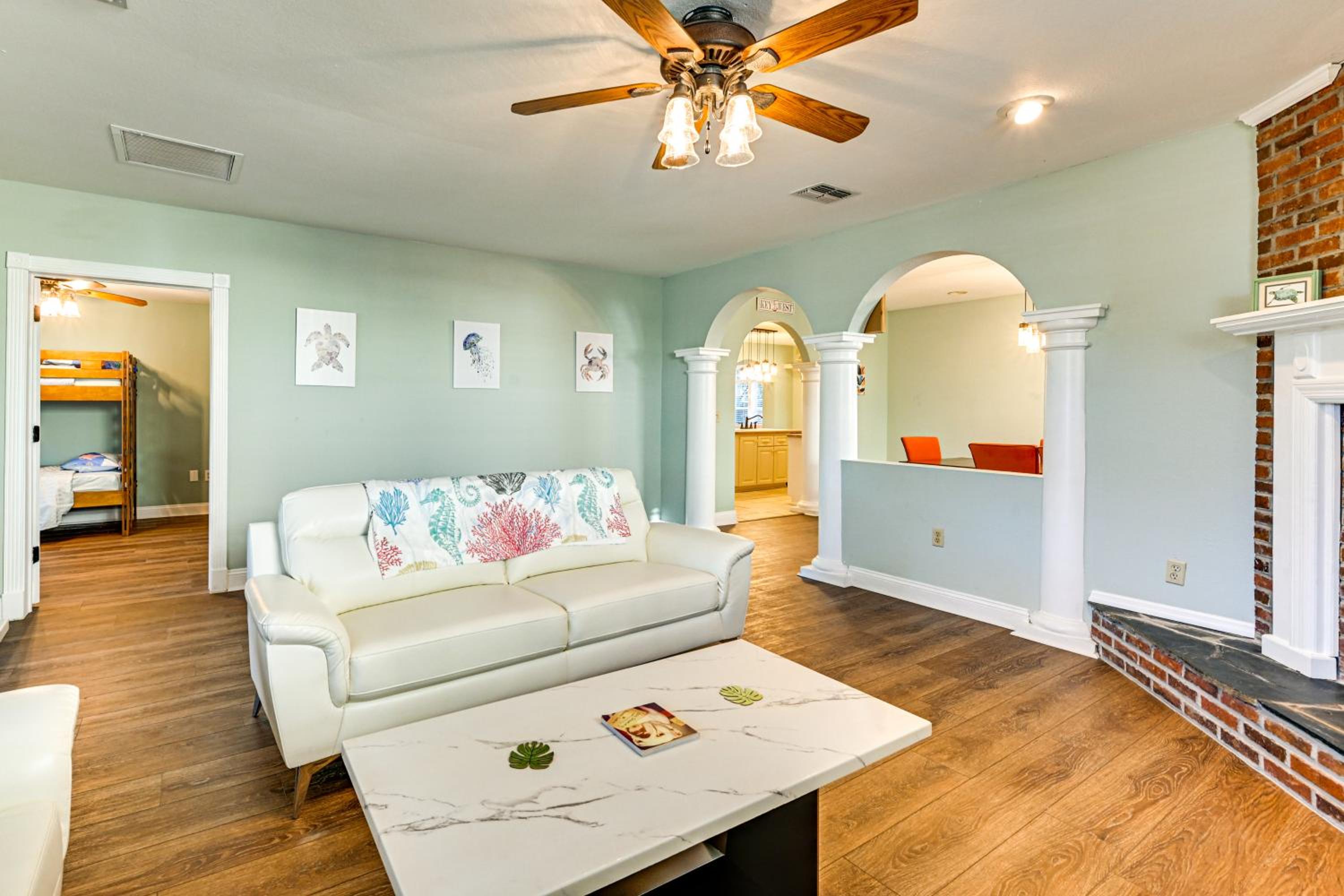 1 Block to Sims Park Spacious Getaway with Balcony