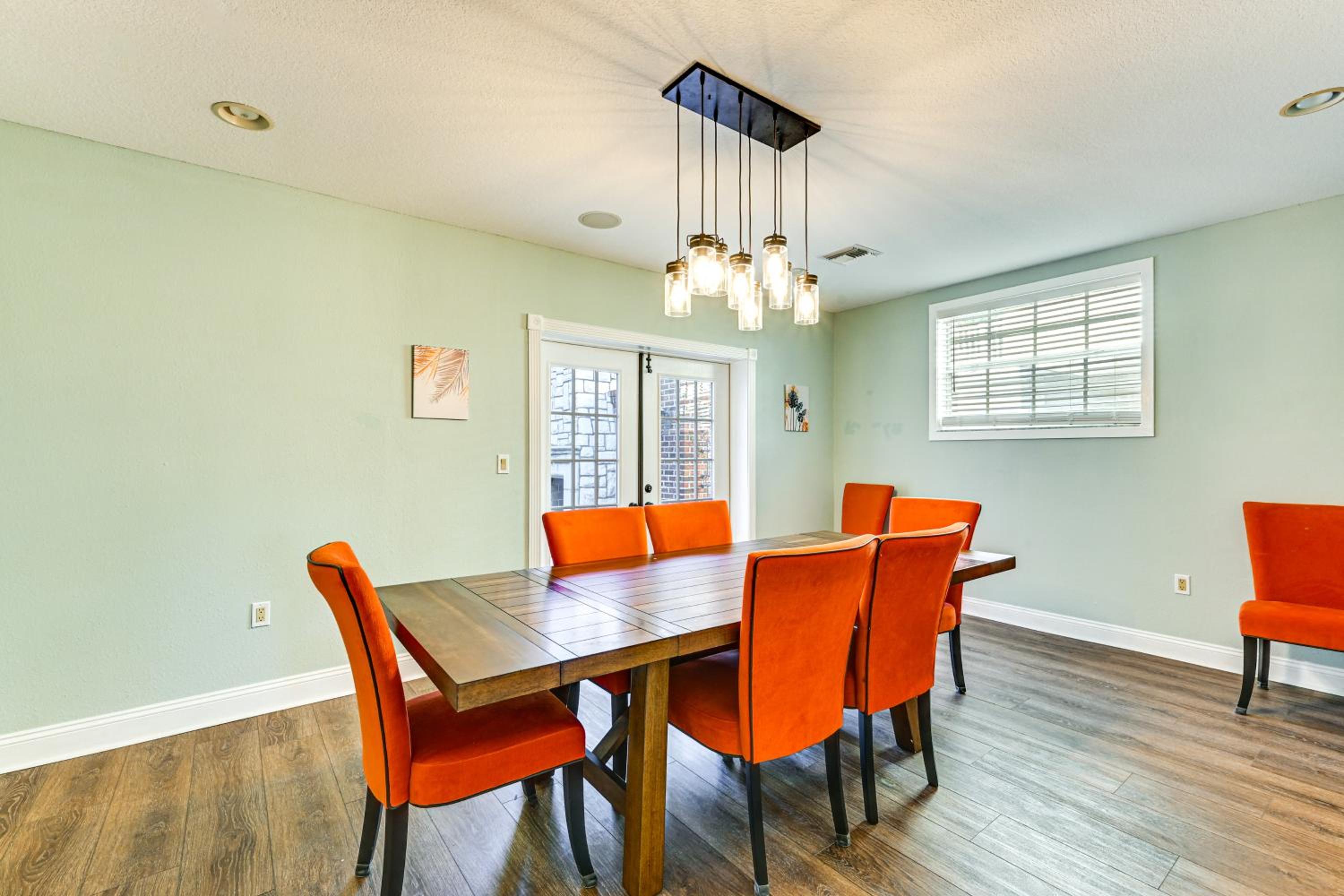 1 Block to Sims Park Spacious Getaway with Balcony