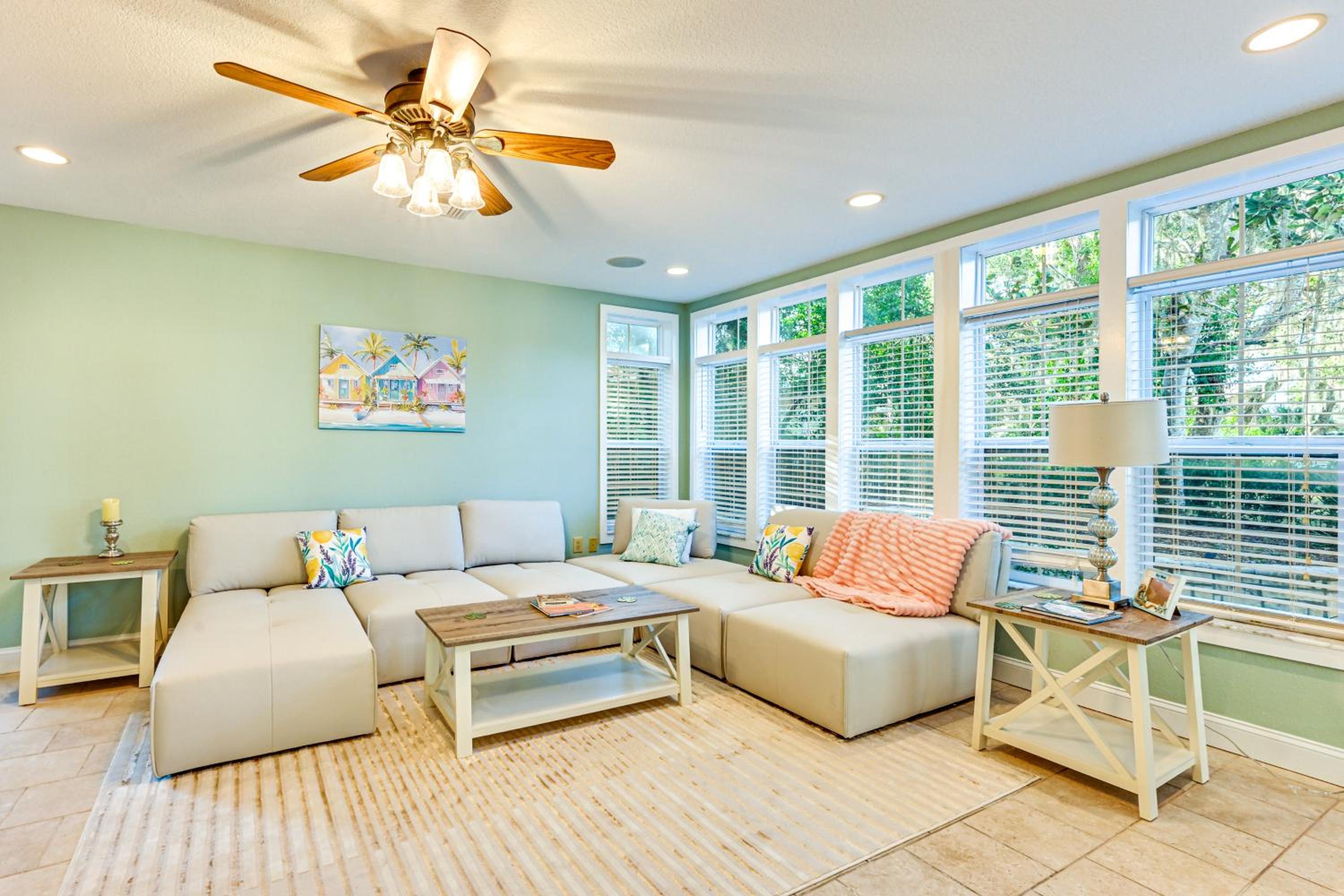 1 Block to Sims Park Spacious Getaway with Balcony