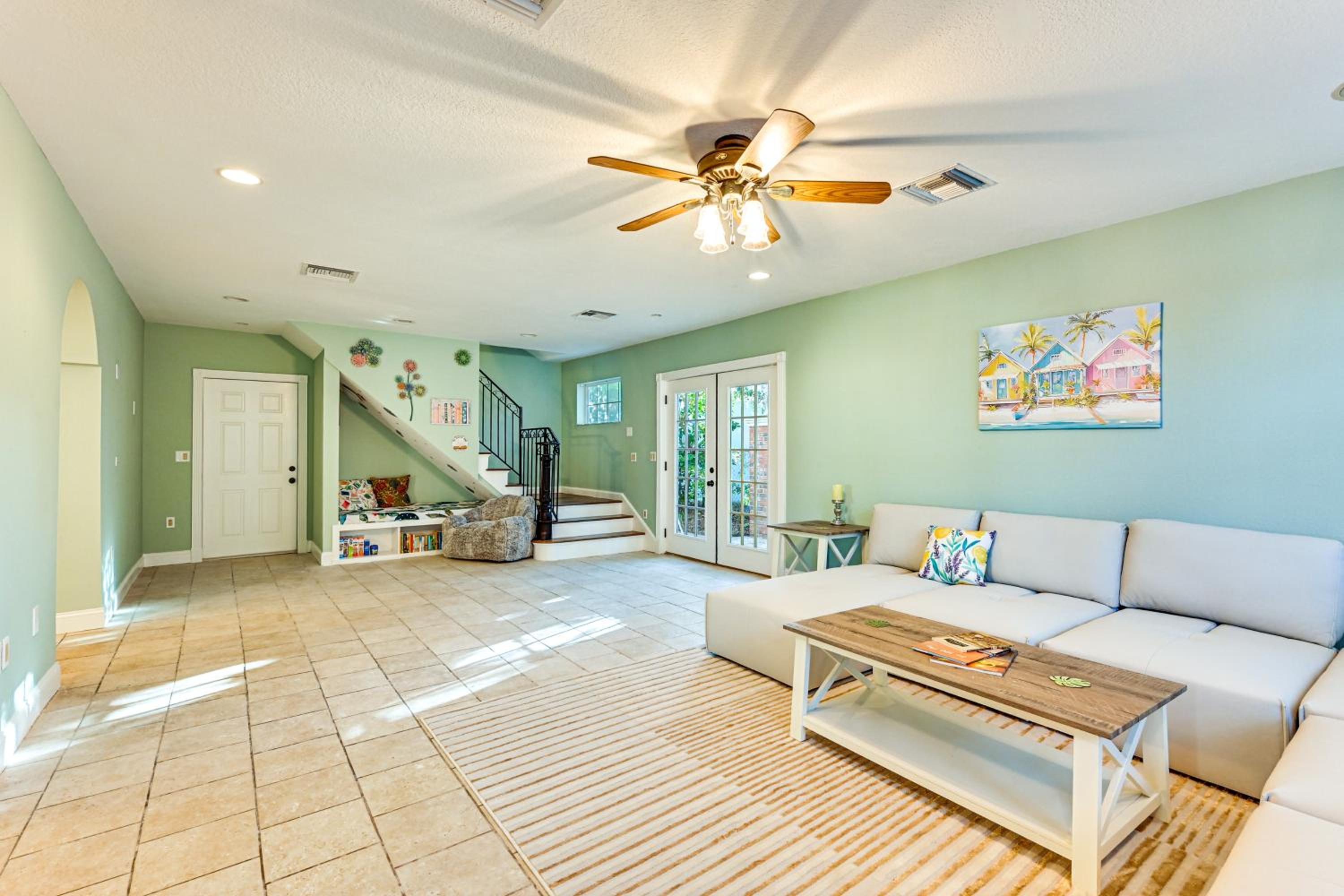 1 Block to Sims Park Spacious Getaway with Balcony